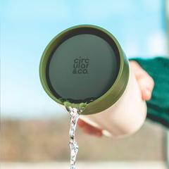 Vue Circular&Co Recycled Coffee Cup 340 ml mug de couleur vert| Krokrodeal