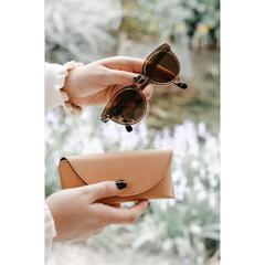 Vue Recycled Leather Sunglasses Pouch étui à lunettes de couleur beige| Krokrodeal