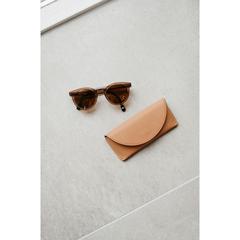 Vue Recycled Leather Sunglasses Pouch étui à lunettes de couleur beige| Krokrodeal