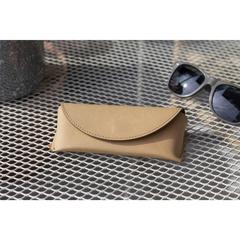 Vue Recycled Leather Sunglasses Pouch étui à lunettes de couleur beige| Krokrodeal