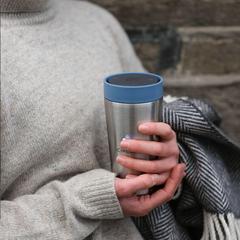 Vue Circular&Co Recycled Stainless Steel Coffee Cup 340 ml de couleur bleu| Krokrodeal