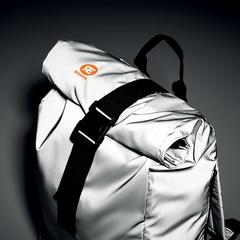 Vue Sac enroulable réfléchissant - Bright rollpack de couleur gris| Krokrodeal