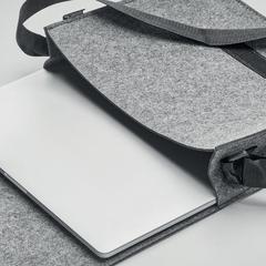 Vue Sac messager en feutre RPET - Baglo de couleur gris| Krokrodeal