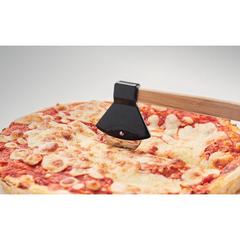 Vue Coupe-pizza manche en bambou - Zaza de couleur noir| Krokrodeal