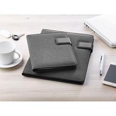Vue Conférencier A4 et powerbank - Powerfoldy de couleur noir| Krokrodeal