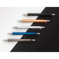 Vue Stylo X8 finition métallique de couleur gris| Krokrodeal