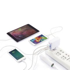 Vue Adaptateur de voyage avec 4 ports USB de couleur blanc| Krokrodeal