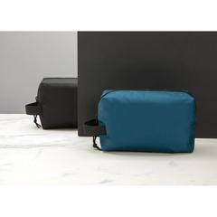 Vue Trousse de toilette en rPET Impact AWARE™ de couleur bleu| Krokrodeal
