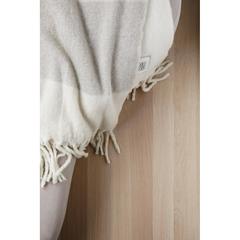 Vue VINGA Plaid en laine mélangée Saletto de couleur blanc| Krokrodeal