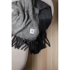 Vue VINGA Plaid en laine mélangée Saletto de couleur gris| Krokrodeal