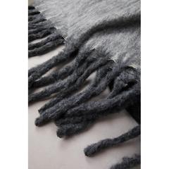 Vue VINGA Plaid en laine mélangée Saletto de couleur gris| Krokrodeal