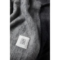Vue VINGA Plaid en laine mélangée Saletto de couleur gris| Krokrodeal
