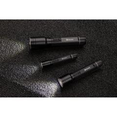 Vue Torche robuste rechargeable par USB en aluminium recyclé RCS de couleur noir| Krokrodeal