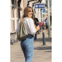 Vue Sac à dos cordelettes en coton recyclé 145 gr Impact AWARE™ de couleur vert| Krokrodeal