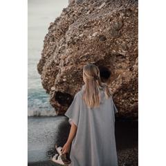 Vue VINGA Poncho de plage ou hammam en éponge Tolo de couleur bleu| Krokrodeal