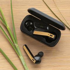 Vue Ecouteurs Flow TWS dans un boitier en bambou de couleur noir| Krokrodeal