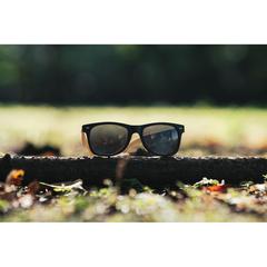 Vue Lunettes de soleil en bambou et plastique recyclé RCS de couleur noir| Krokrodeal