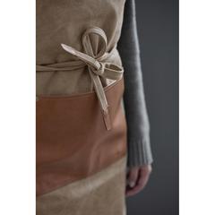 Vue VINGA Tablier en toile recyclée GRS Tome de couleur marron| Krokrodeal