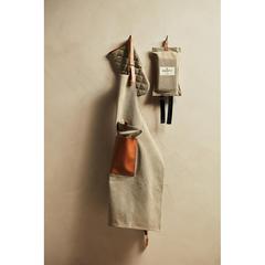 Vue VINGA Tablier en toile recyclée GRS Tome de couleur marron| Krokrodeal