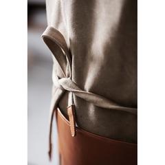 Vue VINGA Tablier en toile recyclée GRS Tome de couleur marron| Krokrodeal