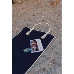 Vue VINGA Tapis de plage en toile recyclée AWARE™ Volonne de couleur bleu| Krokrodeal