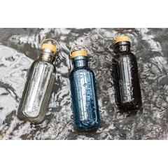 Vue Bouteille 680ml en rPET GRS, couvercle en bambou de couleur bleu| Krokrodeal