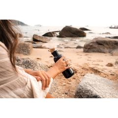 Vue Bouteille 680ml en rPET GRS, couvercle en bambou de couleur noir| Krokrodeal