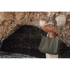 Vue VINGA Grand tote bag en toile recyclée AWARE™ Hilo de couleur vert| Krokrodeal