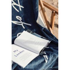 Vue VINGA Drap de bain de soleil Valmer de couleur bleu| Krokrodeal