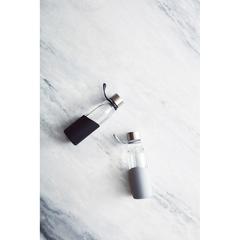 Vue VINGA Bouteille d'eau 550 ml en verre Lean de couleur gris| Krokrodeal