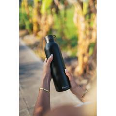 Vue Bouteille isotherme 1L Avira Avior en acier recyclé RCS de couleur noir| Krokrodeal