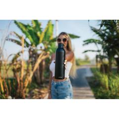 Vue Bouteille isotherme 1L Avira Avior en acier recyclé RCS de couleur noir| Krokrodeal