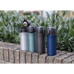 Vue Mug à verrouillage facile métallique mat de couleur bleu| Krokrodeal