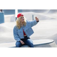 Vue Casquette contraste 6 panneaux coton recyclé Impact AWARE™ de couleur rouge| Krokrodeal