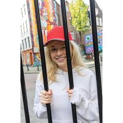 Vue Casquette contraste 6 panneaux coton recyclé Impact AWARE™ de couleur rouge| Krokrodeal
