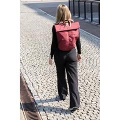 Vue Sac à dos pliable Dillon en rPET AWARE™ de couleur rouge| Krokrodeal
