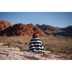 Vue Serviette de plage Ukiyo Yukari AWARE™ Made in Europe de couleur bleu| Krokrodeal