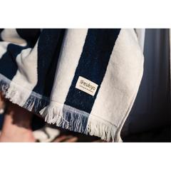 Vue Serviette de plage Ukiyo Yukari AWARE™ Made in Europe de couleur bleu| Krokrodeal