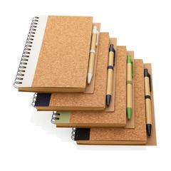 Vue Cahier à spirales en liège avec stylo de couleur blanc| Krokrodeal