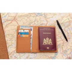 Vue Etui passeport anti RFID en liège de couleur marron| Krokrodeal