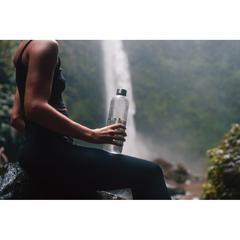 Vue Bouteille d'eau 1L avec suivi d'hydratation en rPET GRS de couleur translucide| Krokrodeal