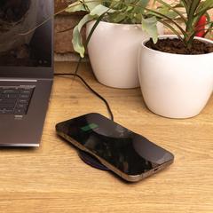 Vue Chargeur rapide sans fil 15W en plastique recyclé RCS de couleur noir| Krokrodeal