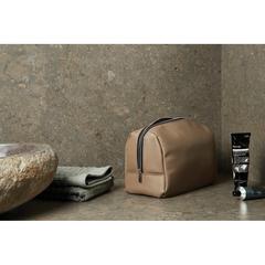 Vue VINGA Trousse de toilette en PU RCS Bermond de couleur marron| Krokrodeal