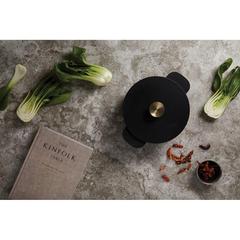 Vue Cocotte 23cm en fonte Ukiyo de couleur noir| Krokrodeal